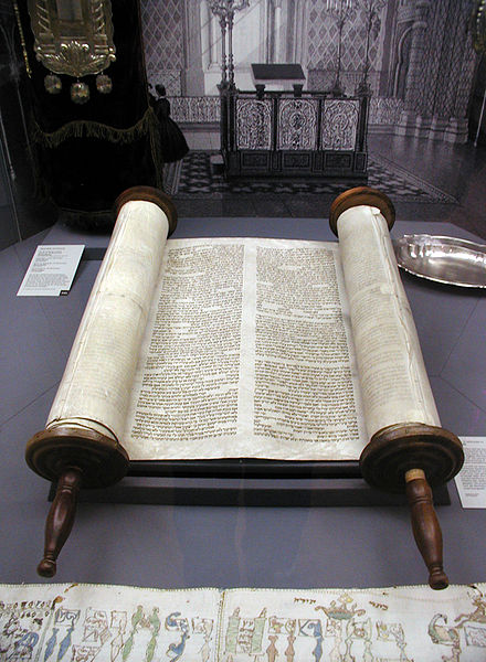 440px-Köln-Tora-und-Innenansicht-Synagoge-Glockengasse-040